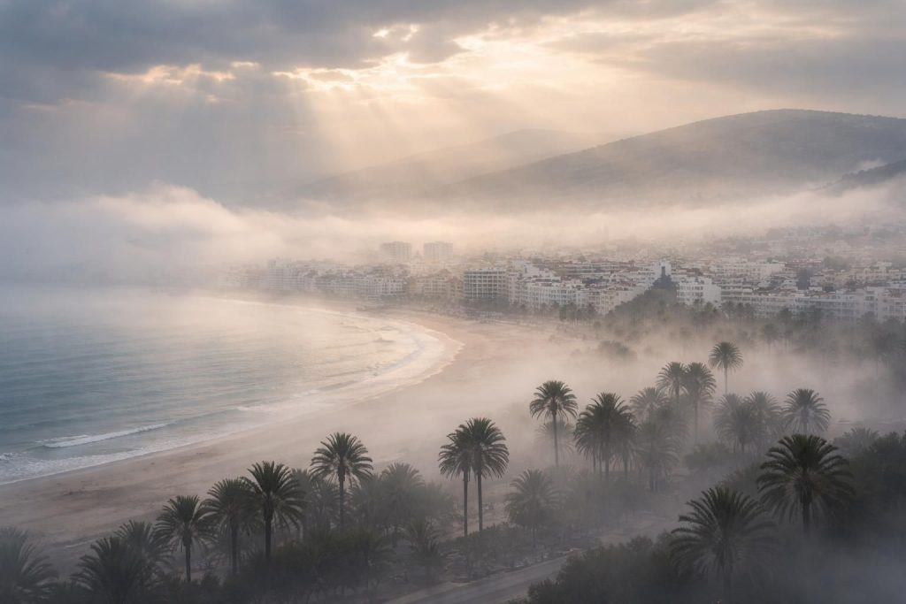 découvrez les causes de la brume à agadir et son impact sur le climat local. faut-il craindre pour le soleil et vos activités en plein air ? analyse et conseils.